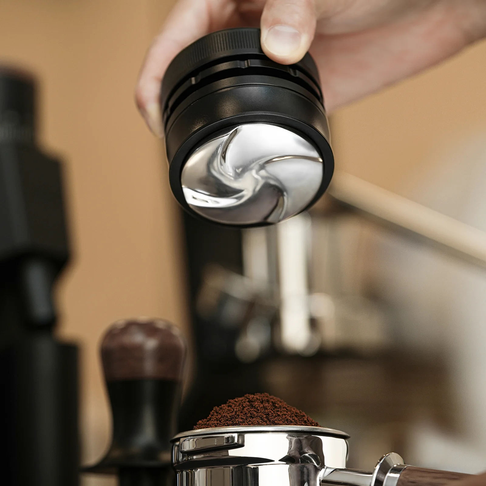 Cyclone Gravity Coffee Distributor l 58mm Universal (MHW-3BOMBER) - الصورة 5